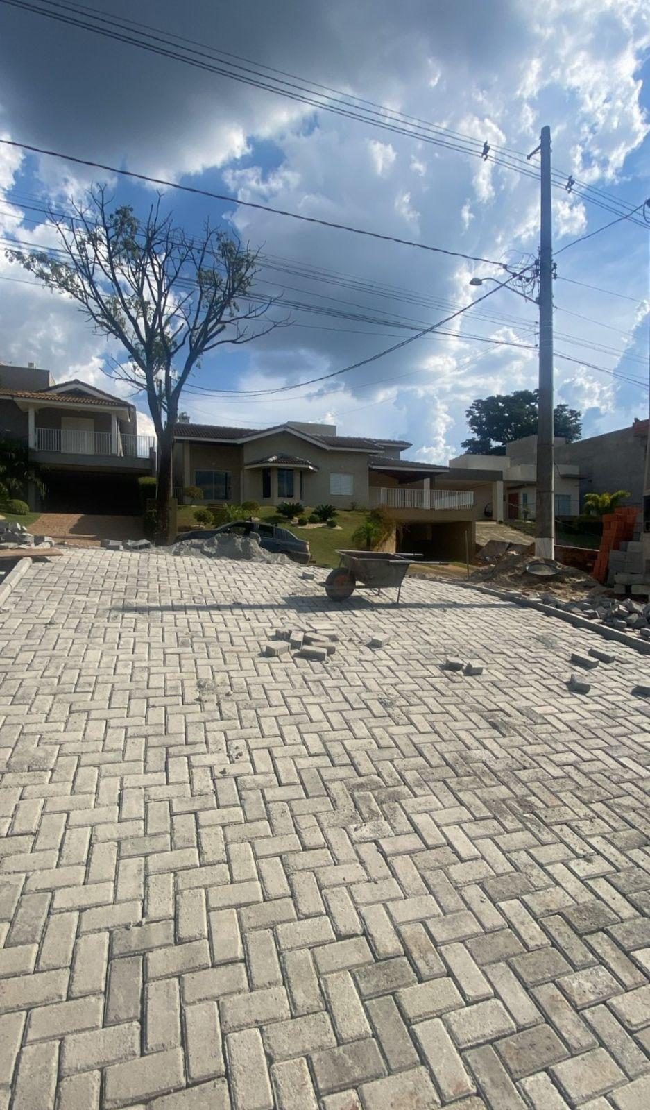 Acesso de garagem residencial pavimentado com piso intertravado em espinha de peixe